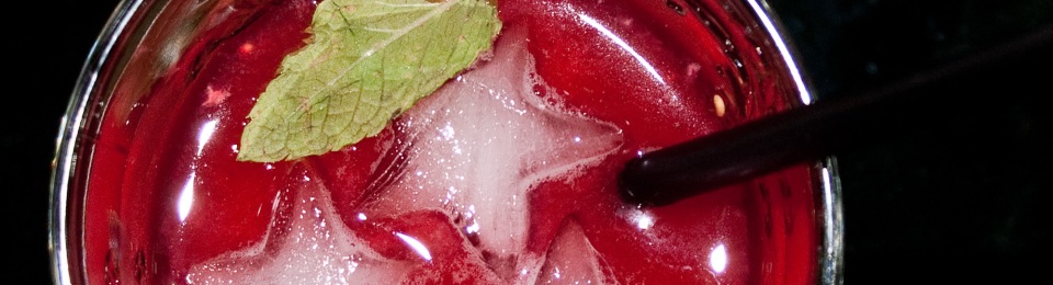 Roter Cocktail mit Eis
